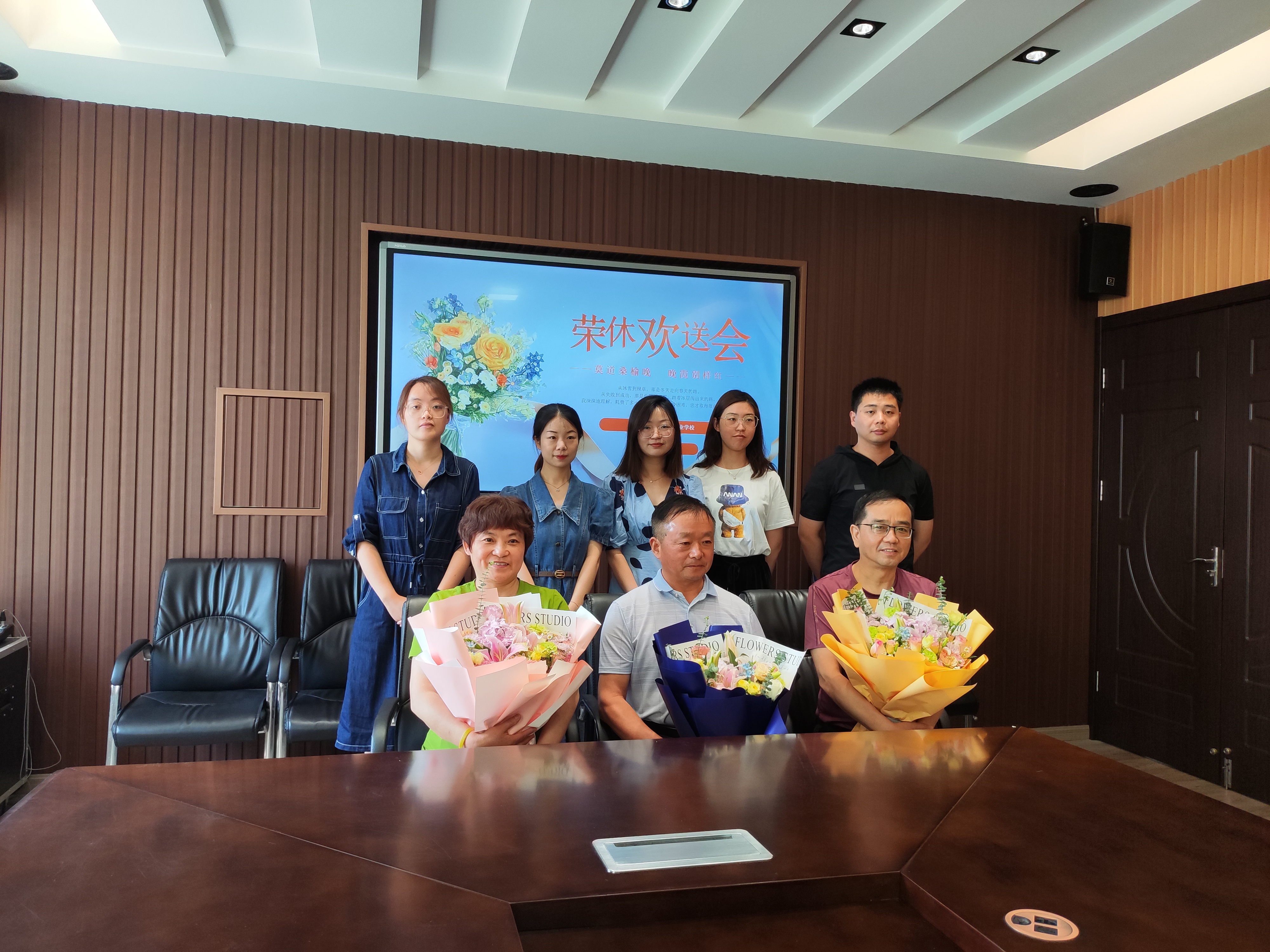 宣传用照片：部分年轻教师与荣休教师合影.jpg